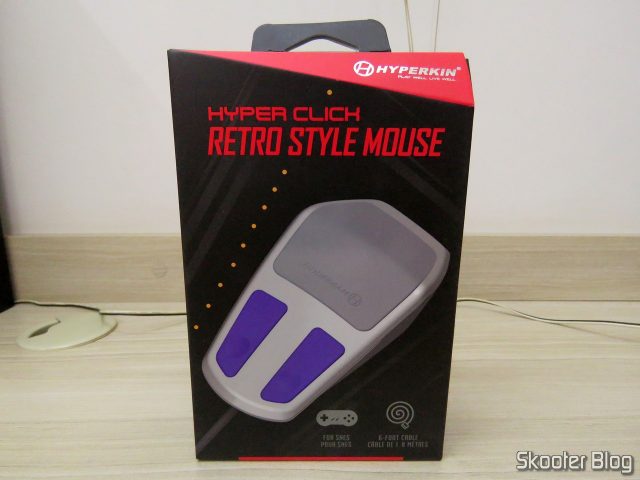 Mouse Óptico para Super Nintendo Hyperkin Click Retro Style Mouse, em sua embalagem.