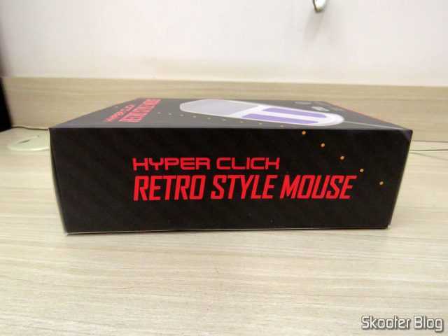 Mouse Óptico para Super Nintendo Hyperkin Click Retro Style Mouse, em sua embalagem.