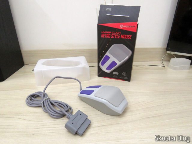 Mouse Óptico para Super Nintendo Hyperkin Click Retro Style Mouse, e sua embalagem.