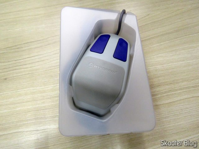 Mouse Óptico para Super Nintendo Hyperkin Click Retro Style Mouse, em sua embalagem.