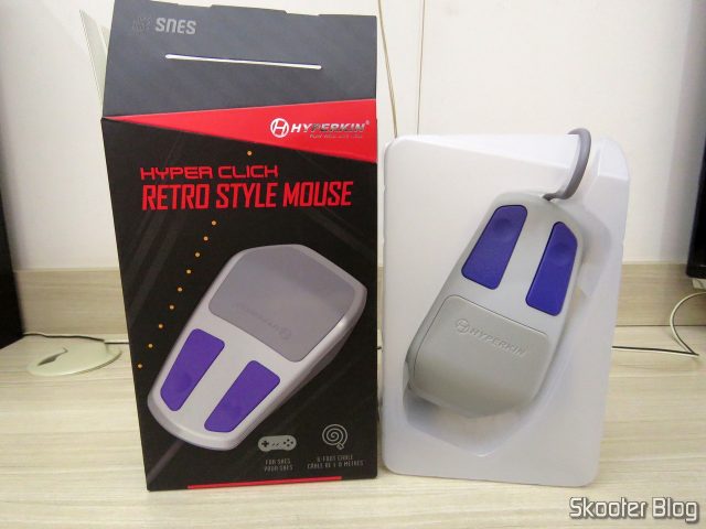 Mouse Óptico para Super Nintendo Hyperkin Click Retro Style Mouse, em sua embalagem.