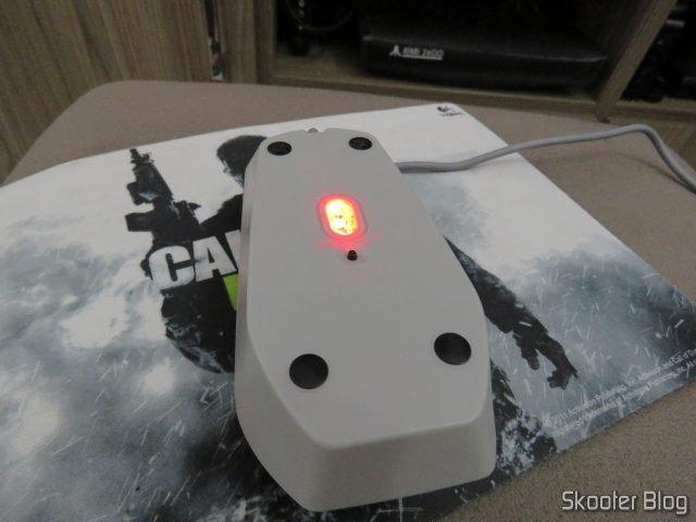 Mouse Óptico para Super Nintendo Hyperkin Click Retro Style Mouse, em funcionamento.