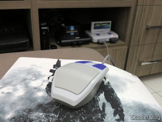 Mouse Óptico para Super Nintendo Hyperkin Click Retro Style Mouse, em funcionamento.