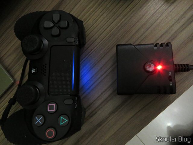 Adaptador de Controle Playstation PS3/PS4 para PS2/PS1/PC Brook Game Controller Super Converters Magic Box P2-BL, em funcionamento com o Playstation One e o Dualshock 4.