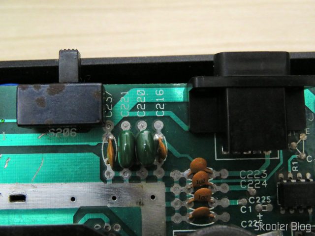 Os capacitores verdinhos da linha dos paddles no Atari 2600.