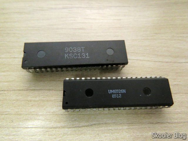 O novo Chip TIA do Atari 2600, ao lado do antigo, com defeito.