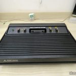 Conserto de Atari 2600 que não funcionava com paddles - Problemas e Soluções Atari 2600, recebendo uma boa limpeza.