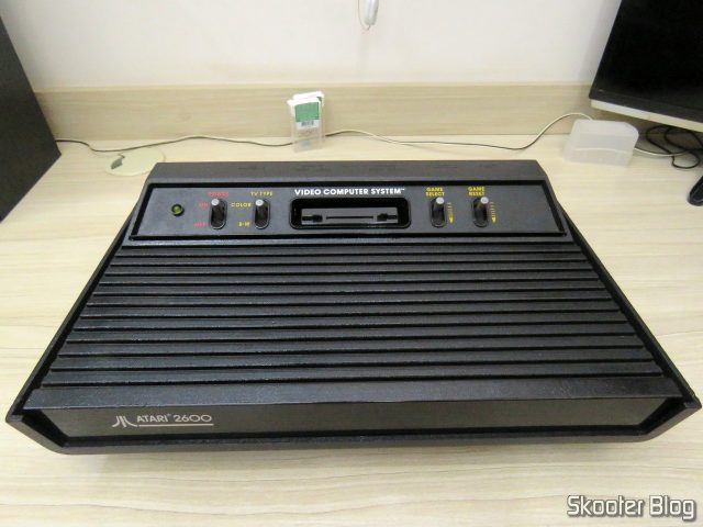 Atari 2600, recebendo uma boa limpeza.
