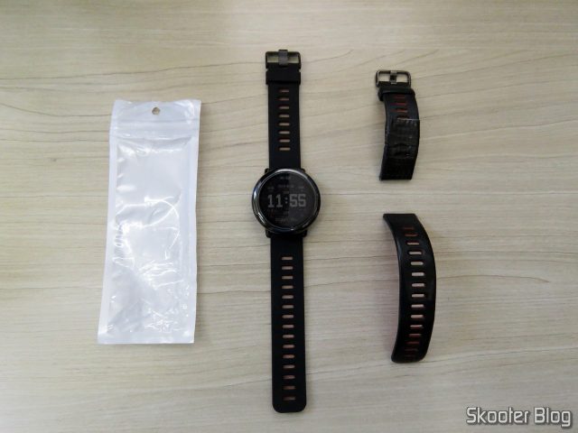 Amazfit Pace com uma das Pulseiras de Substituição já instalada.