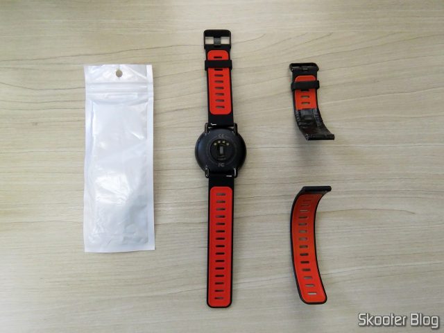 Amazfit Pace com uma das Pulseiras de Substituição já instalada.