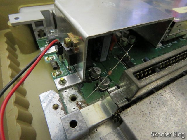 Oxidação por conta de eletrólito vazado.