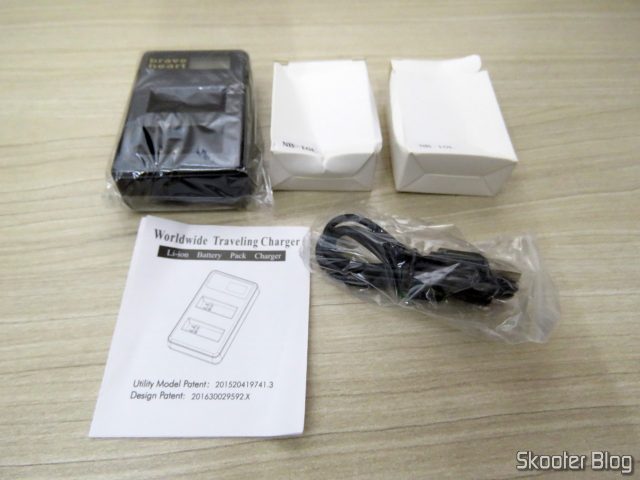 2 Baterias NB-10L para câmera Canon, Carregador USB com LCD, cabo USB e manual.
