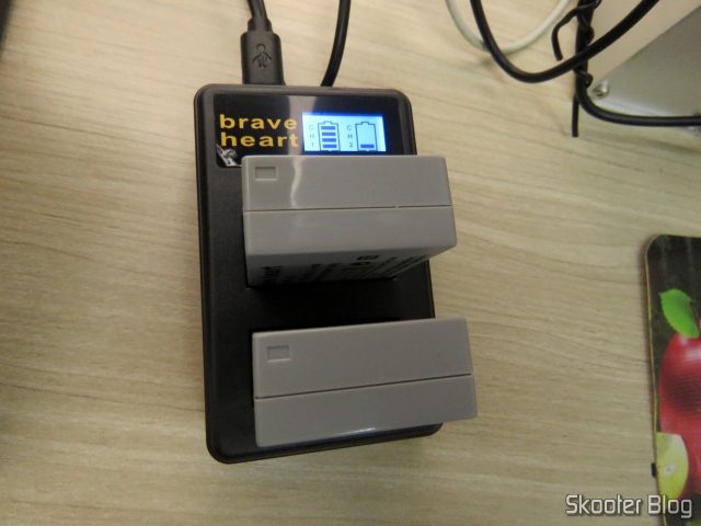 2 Baterias NB-10L para câmera Canon no Carregador USB com LCD, em funcionamento.