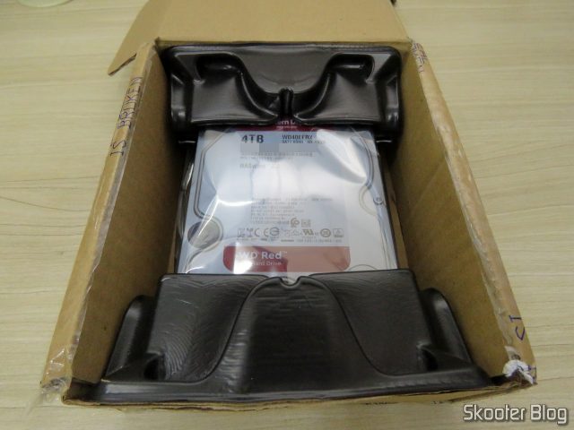 HDD Western Digital 3.5″ 4TB WD40EFRX - WD RED NAS Hard Drive, em sua embalagem.
