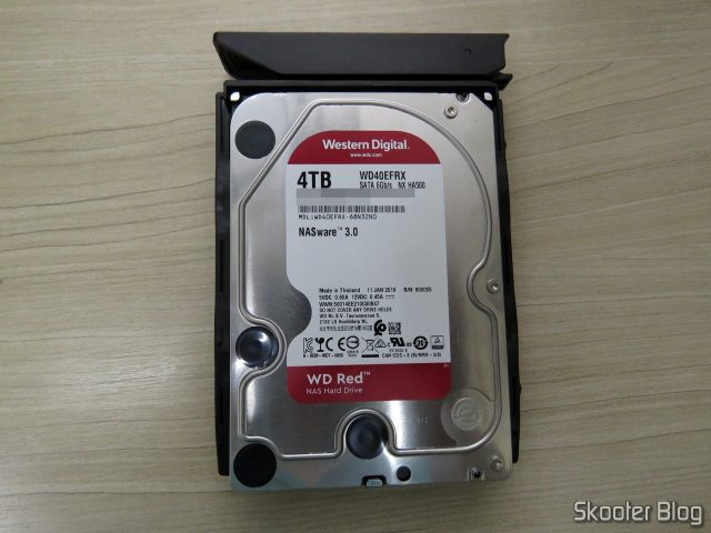 HDD Western Digital 3.5″ 4TB WD40EFRX - WD RED NAS Hard Drive, pronto para ser instalado.