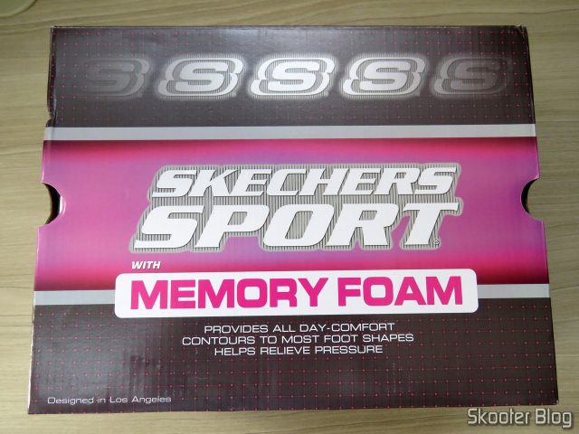 Tênis Skechers Dynamight 2.0 In A Flash Feminino - Marinho e Pink, em sua embalagem.