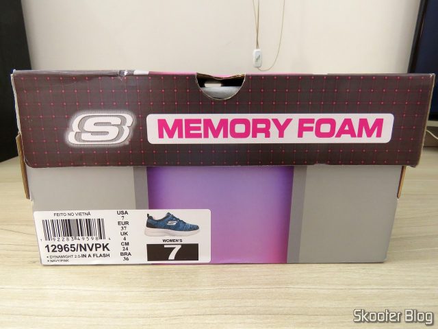 Tênis Skechers Dynamight 2.0 In A Flash Feminino - Marinho e Pink, em sua embalagem.
