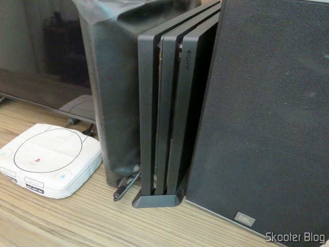 Playstation 4 Pro, sem a capa.