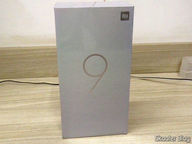 Smartphone Xiaomi Mi 9 6GB RAM 128GB ROM Versão Global, em sua embalagem.