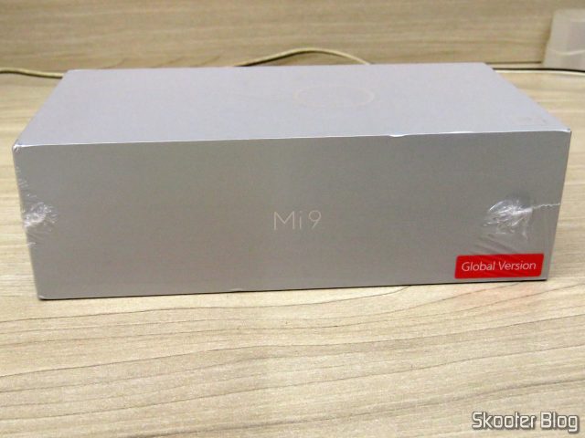 Smartphone Xiaomi Mi 9 6GB RAM 128GB ROM Versão Global, em sua embalagem.