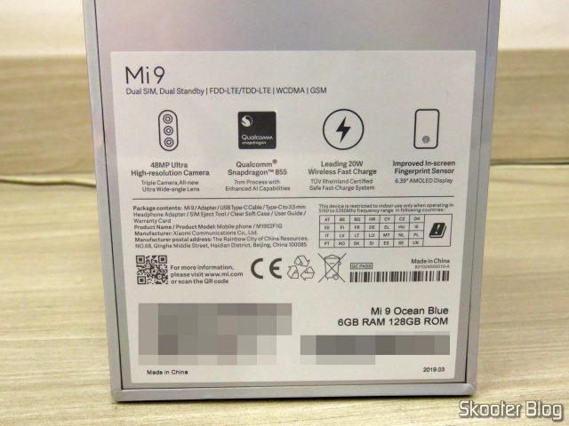 Smartphone Xiaomi Mi 9 6GB RAM 128GB ROM Versão Global, em sua embalagem.