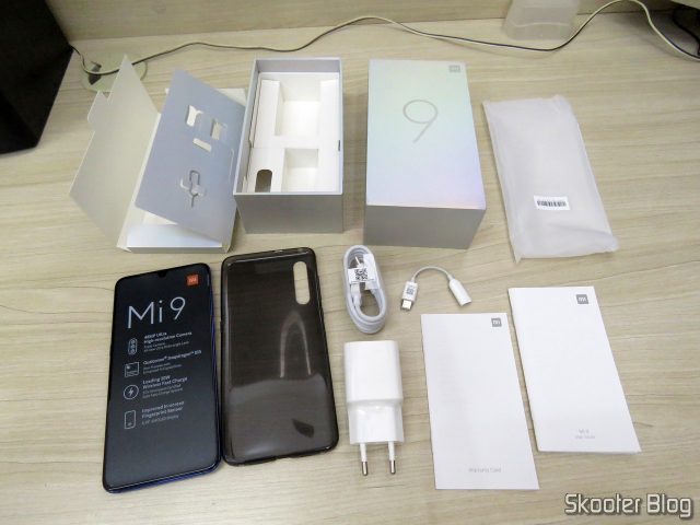 Smartphone Xiaomi Mi 9 6GB RAM 128GB ROM Versão Global e seus acessórios.