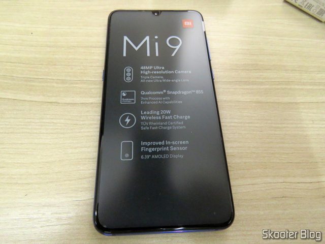 O Xiaomi Mi 9, ainda com o selo de proteção na tela.
