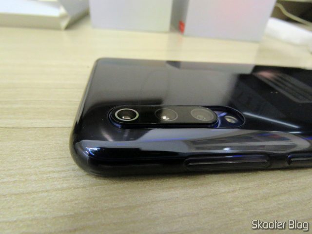 Xiaomi Mi 9 com a capa que o acompanha, deixando o conjunto de lentes um tanto exposto.