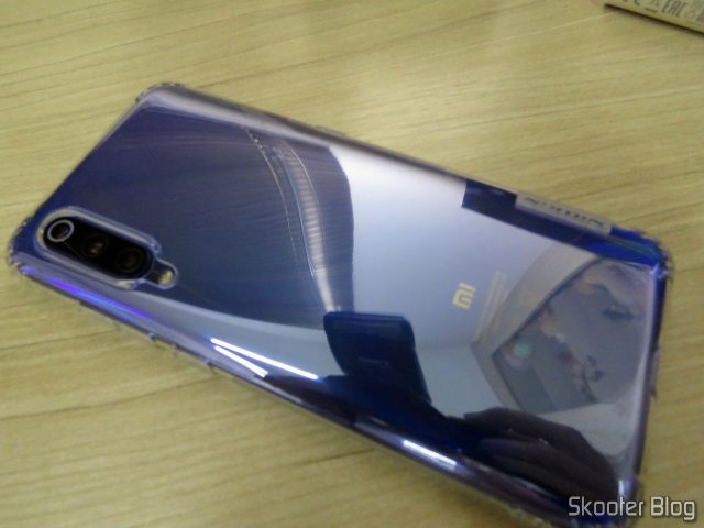 Xiaomi Mi 9, com a capa da Nillkin, mais bem protegido.