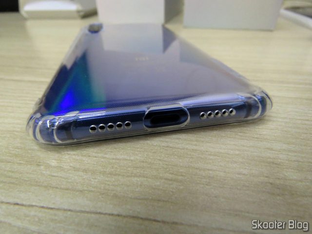 Xiaomi Mi 9, com a capa da Nillkin, mais bem protegido.