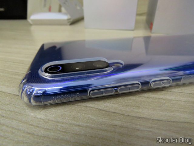 Xiaomi Mi 9, com a capa da Nillkin, mais bem protegido.