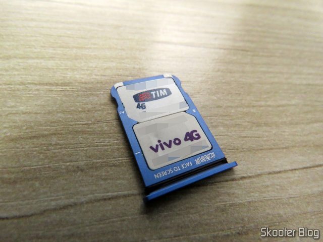 Gaveta dos SIM Cards do Xiaomi Mi 9, com meus dois chips.