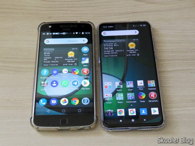 O Xiaomi Mi 9 em funcionamento, ao lado do Moto Z Play.