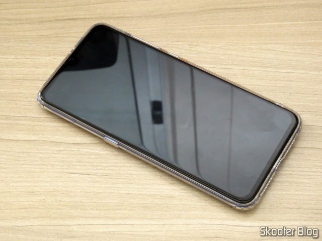 O Xiaomi Mi 9, com a película da Nillkin aplicada.