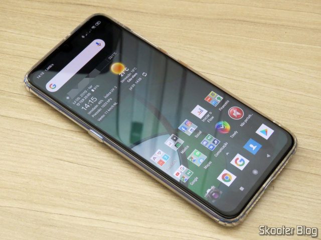 O Xiaomi Mi 9, com a película da Nillkin aplicada, em funcionamento.