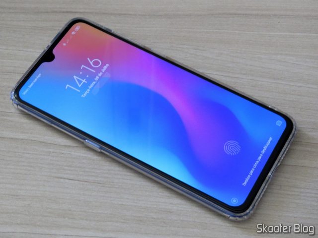 O Xiaomi Mi 9, em funcionamento.