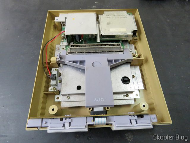 Super Nintendo aberto para a cirurgia.