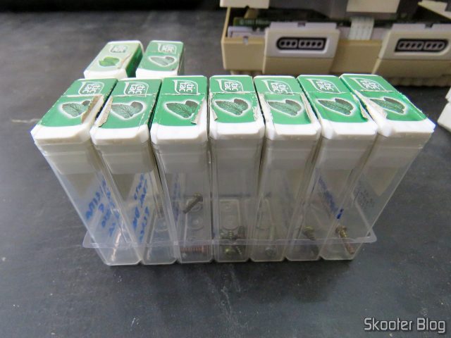 Parafusos devidamente separados, com a posição de cada um devidamente anotada.