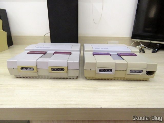 Os dois Super Nintendo, já montados com as partes corretas.