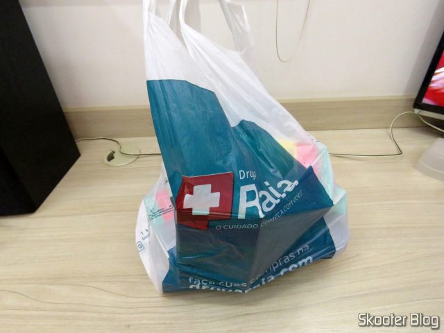 Sacola da Droga Raia com 4x Dicloridrato de Levocetirizina 5mg e 6x Desodorante Antitranspirante Aerosol Nivea Silver Protect.
