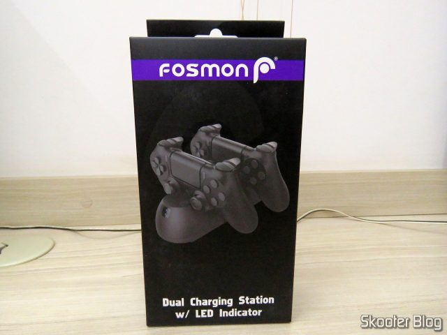 Fosmon PS4 Dual Charging Station, em sua embalagem.