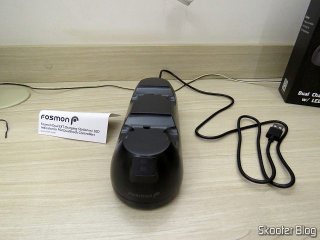 Fosmon PS4 Dual Charging Station, com o cabo USB conectado.