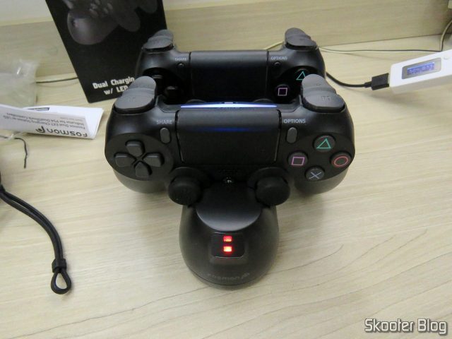 Fosmon PS4 Dual Charging Station, em funcionamento, carregando dois DualShock 4.