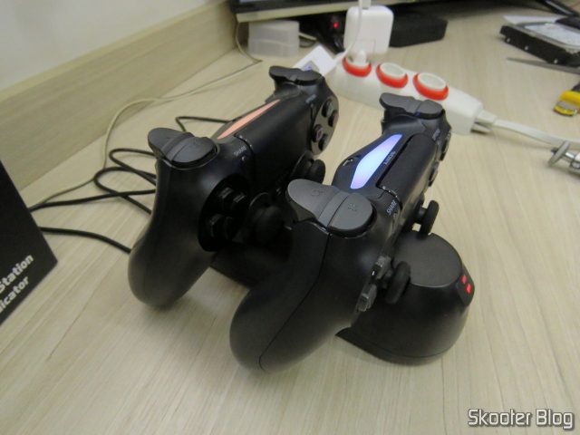 Fosmon PS4 Dual Charging Station, em funcionamento, carregando dois DualShock 4.