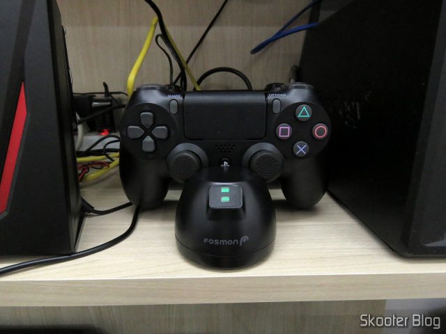 Fosmon PS4 Dual Charging Station, em funcionamento, já alocado no meu setup.