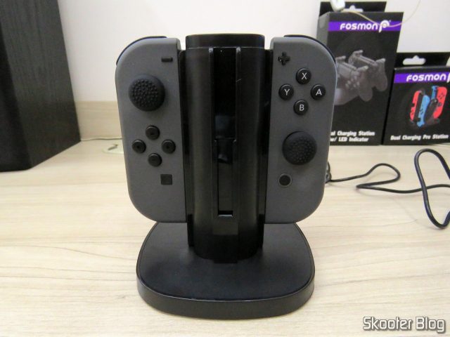 Fosmon Nintendo Switch Joy-Con Charging Dock, 4-in-1, em funcionamento.