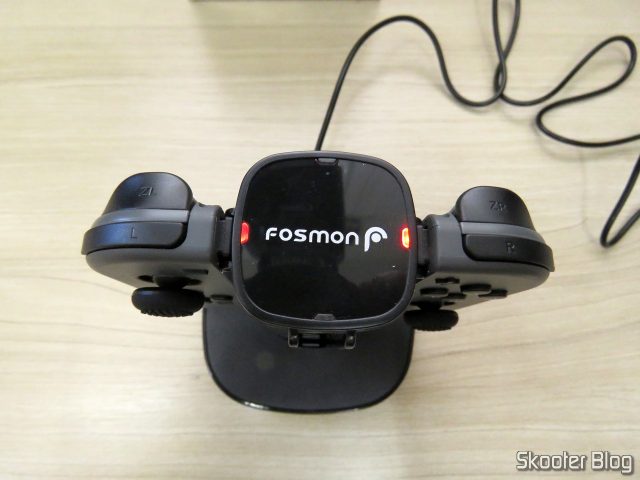 Fosmon Nintendo Switch Joy-Con Charging Dock, 4-in-1, em funcionamento.