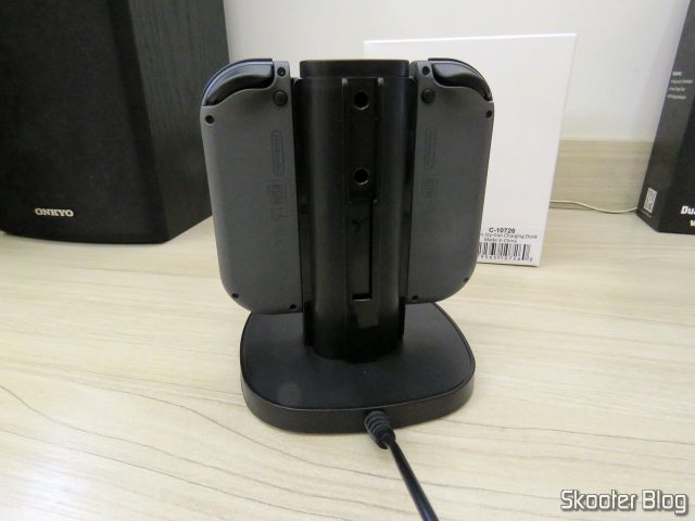 Fosmon Nintendo Switch Joy-Con Charging Dock, 4-in-1, em funcionamento.