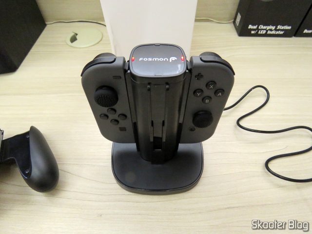 Fosmon Nintendo Switch Joy-Con Charging Dock, 4-in-1, em funcionamento, carga em andamento.