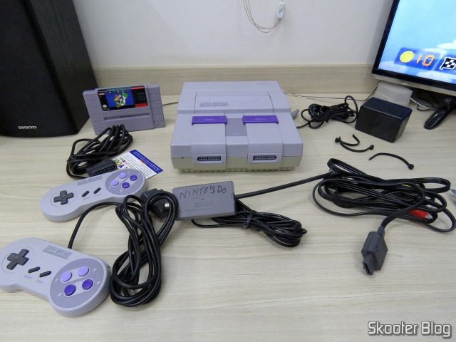 Super Nintendo e seus acessórios, após desembalados.